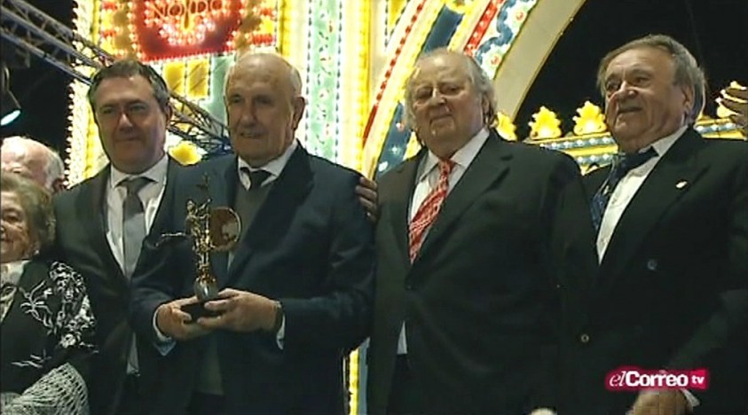 Romeros recibiendo un trofeo del Giraldillo de Sevilla