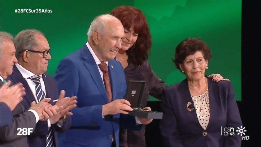 José Manuel Moya sosteniendo la Medalla de Andalucía