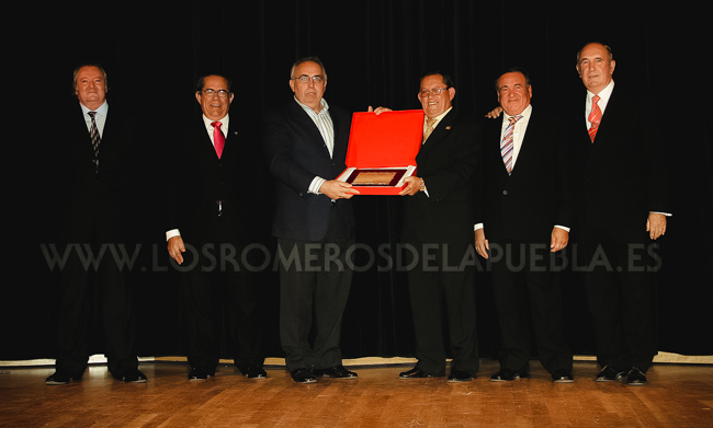 Juanto a Ubaldo Buitrago recibiendo una placa por parte de la Cope, Homenaje en Sevilla. Año 2007.