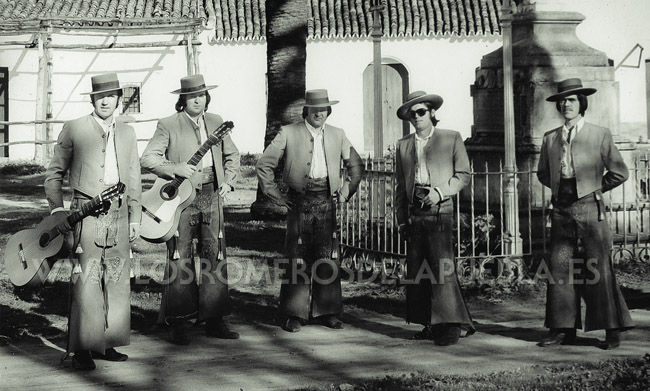 Los Romeros de la Puebla en la Aldea del Rocío, año 1977.